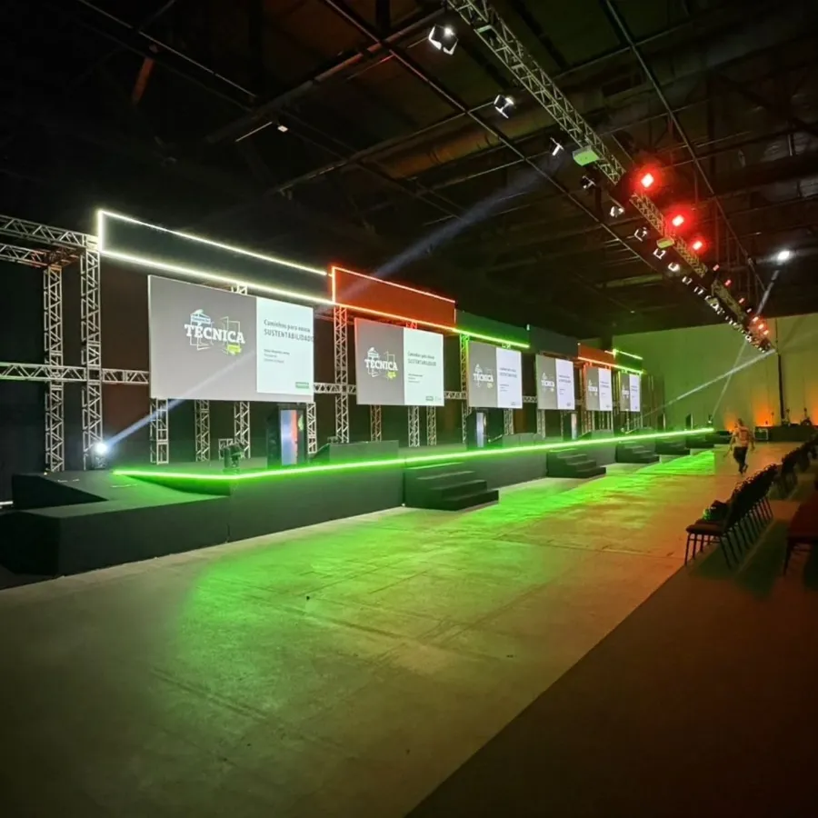 Palco de grande formato com estrutura de treliça e iluminação