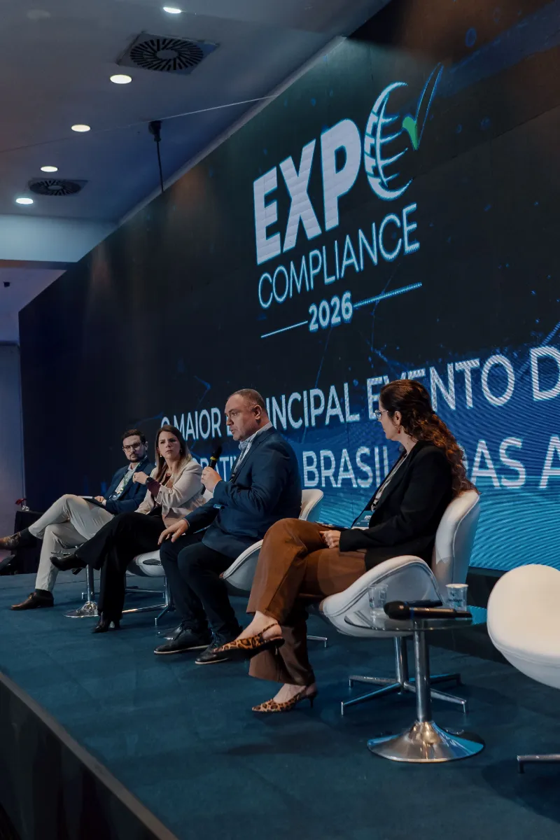 Painel de debate no Expo Compliance 2026 com painel de LED