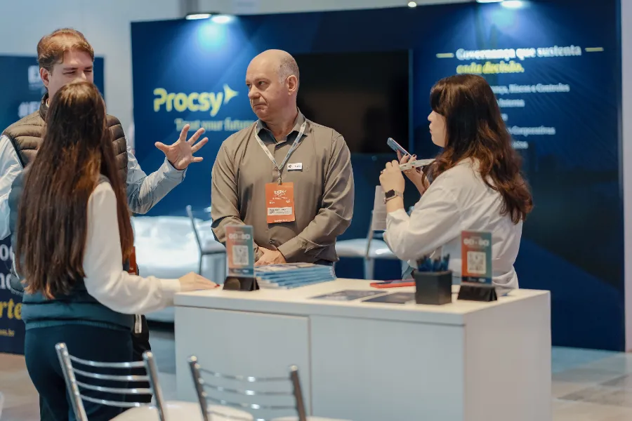 Atendimento em stand corporativo durante feira