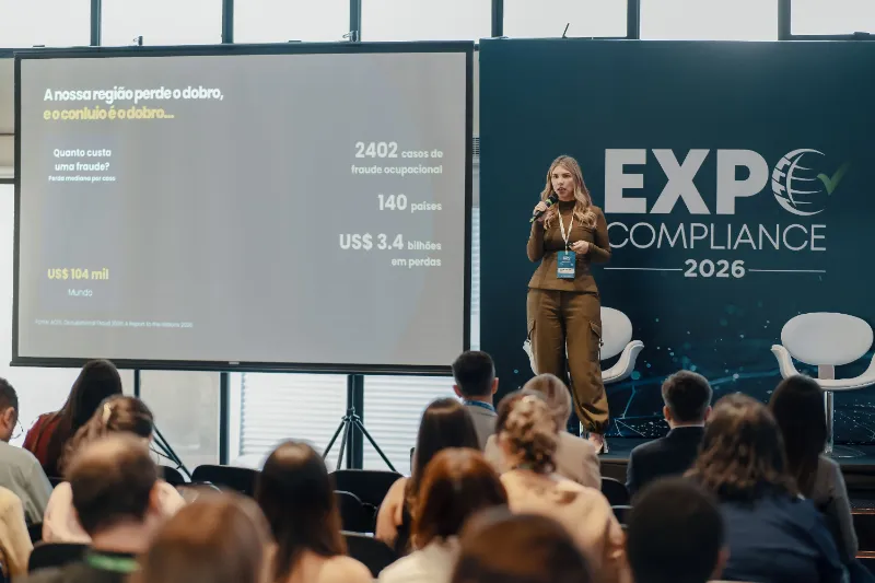 Telão de projeção com palestrante em evento corporativo