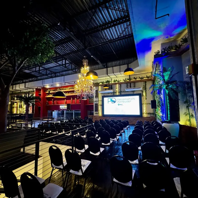 Cenografia com parede verde e painel de LED