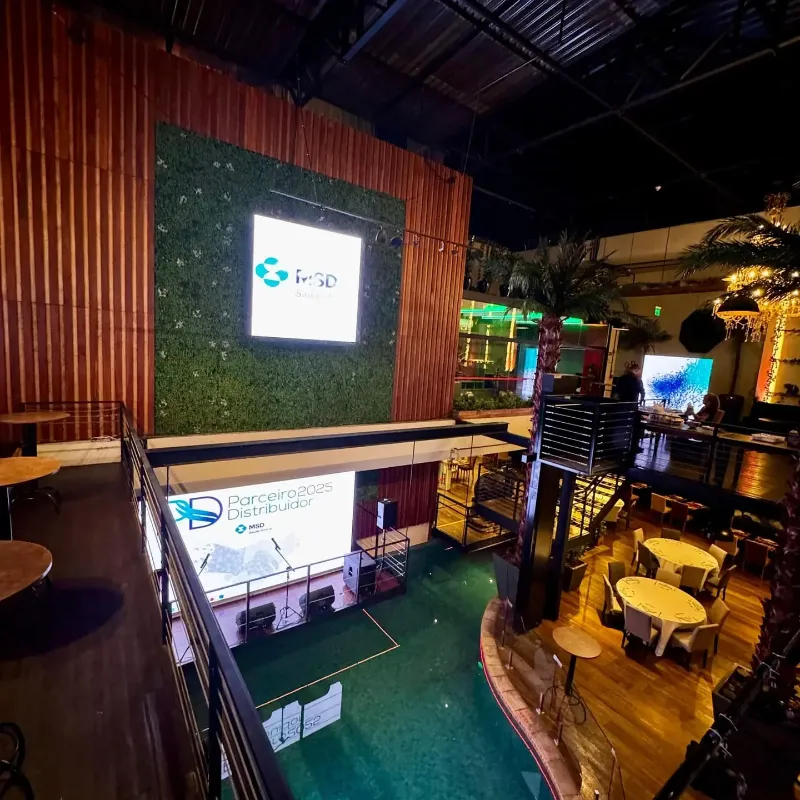 Iluminação cênica em evento corporativo