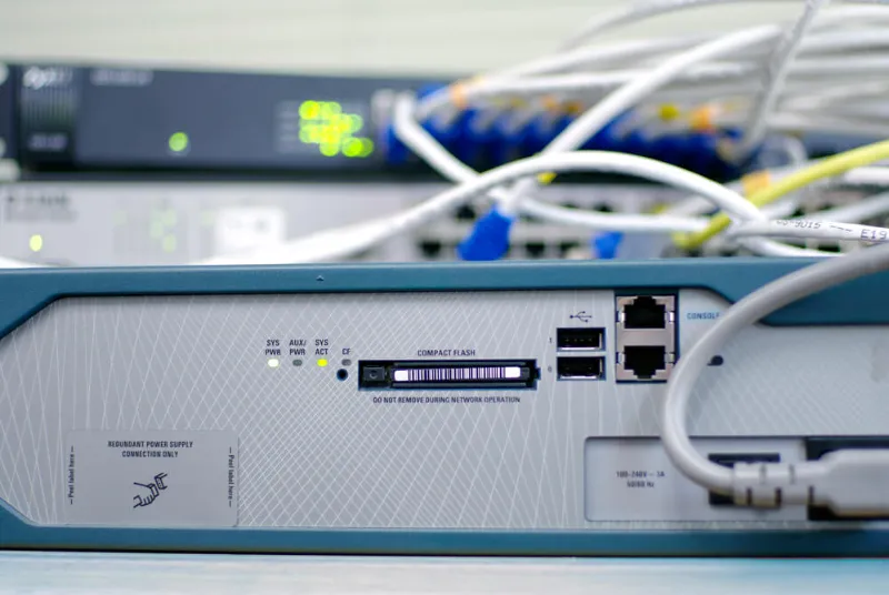 Roteador e cabos de rede para internet em evento corporativo
