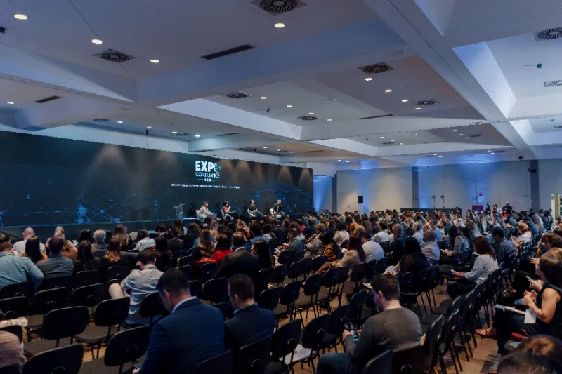 Auditório com sonorização em painel de debate